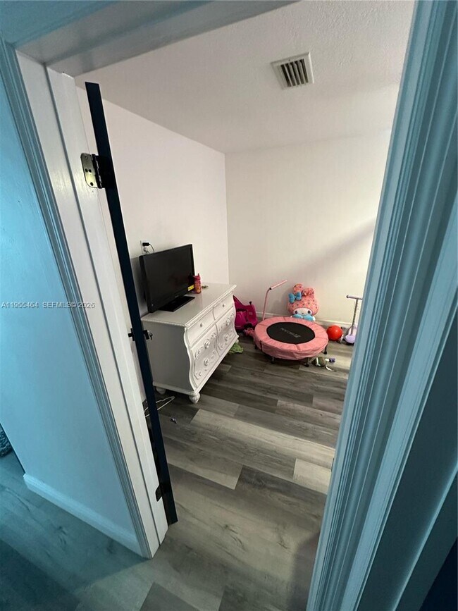 Building Photo - 1011 Gerona Ave