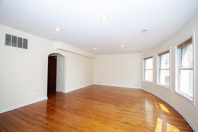 Building Photo - 7554 N Claremont Ave