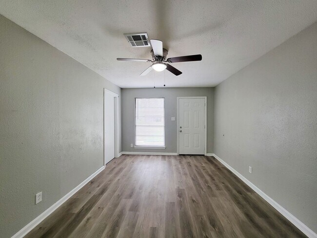 Building Photo - REMODELED 3 BEDROOM LEASE HOME WITH ALL THE UPGRADES THROUGHOUT. COME TAKE A LOOK AT THIS