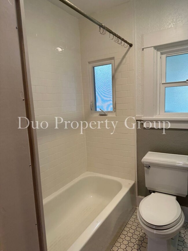 Building Photo - Charming Washburne Home