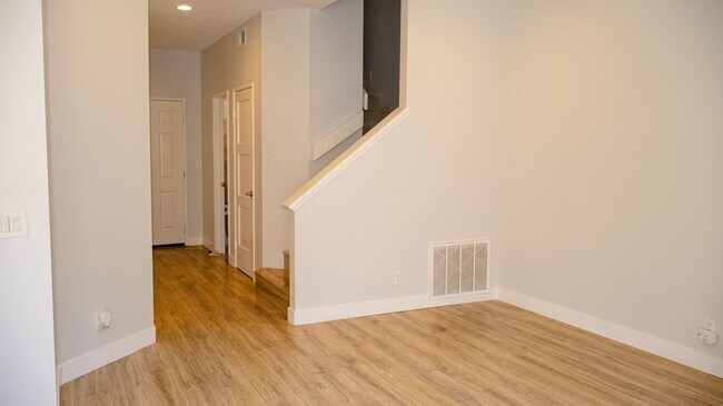 Building Photo - Gorgeous 3 bedrooms 2.5 baths townhome in ...