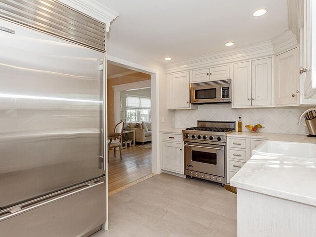 Building Photo - 4-Bed Oasis in Old Greenwich - Spacious 1,829 Sq Ft with 2 Full Baths!"