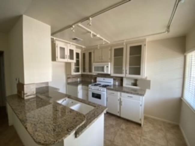 Primary Photo - Remodeled one bedroom/1 bath upper unit - ...