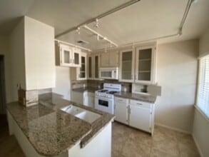 Building Photo - Remodeled one bedroom/1 bath upper unit - ...
