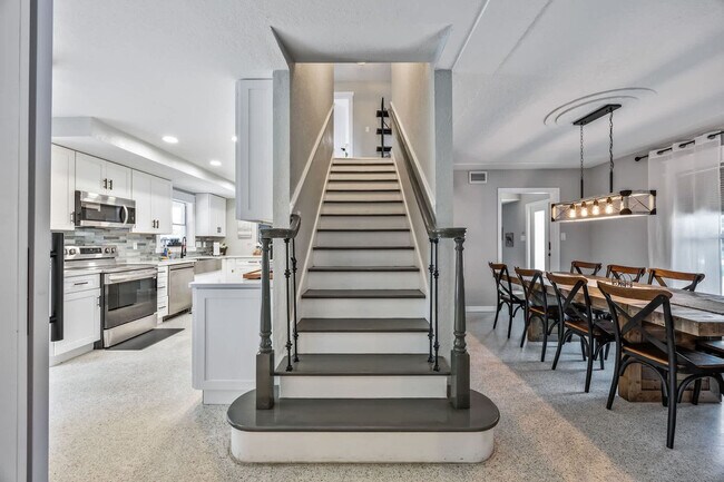 Building Photo - 366 W Osceola Ln