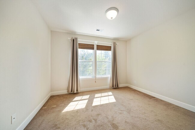 Building Photo - 10657 SW Adele Dr