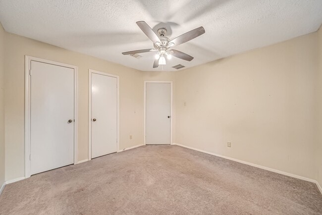 Building Photo - 3812 Redbud Dr