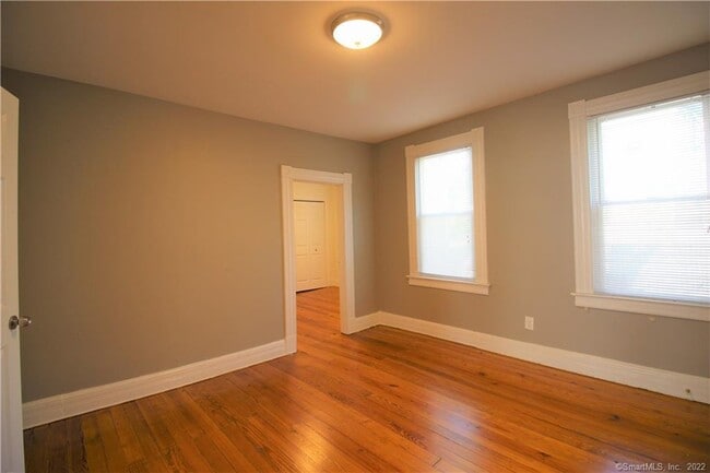 Building Photo - 153 Quaker Ln S