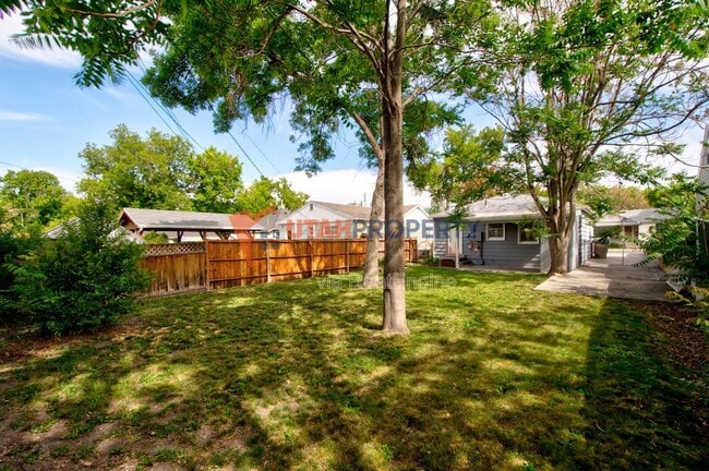 Building Photo - 566 Stringham Ave