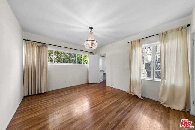 Building Photo - 2615 Canyon Dr