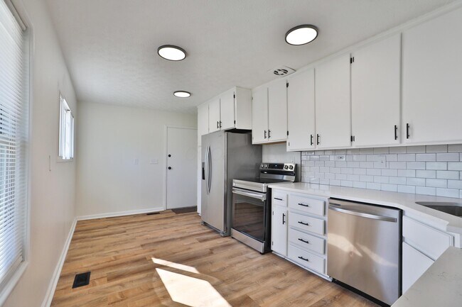 Building Photo - 601 Daventry Ln