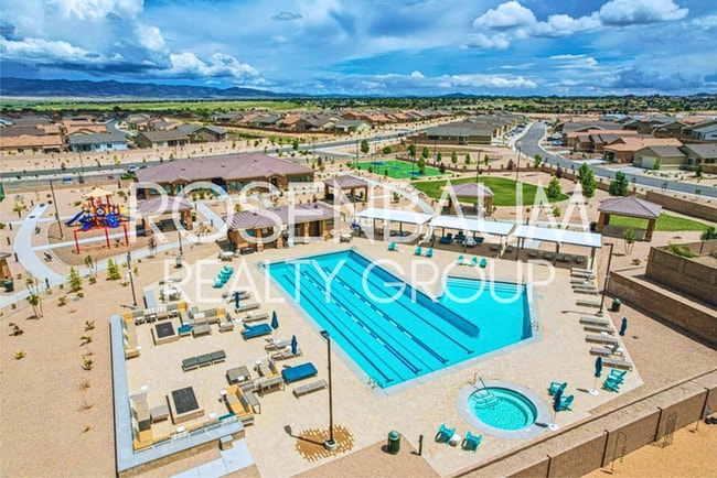 Building Photo - Gorgeous 3-bedrooms, 2-baths home in the b...