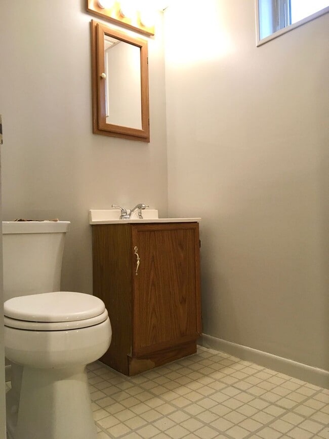 Building Photo - Fantastic 3 Bedroom EOG Townhome with Parking Pad in Parkville!