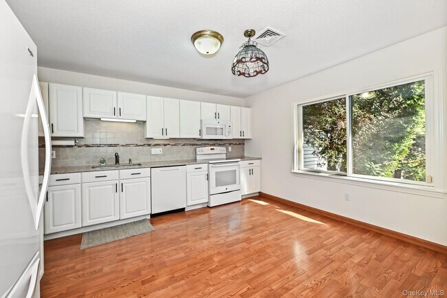 Building Photo - 750 C Heritage Hls