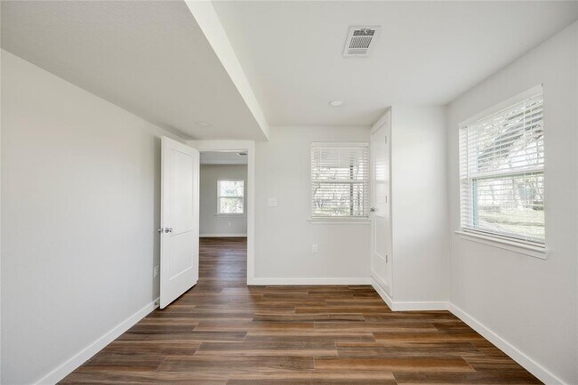 Building Photo - 809 N West St