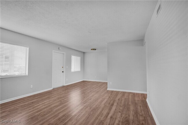 Building Photo - 4617 Bayshore Dr