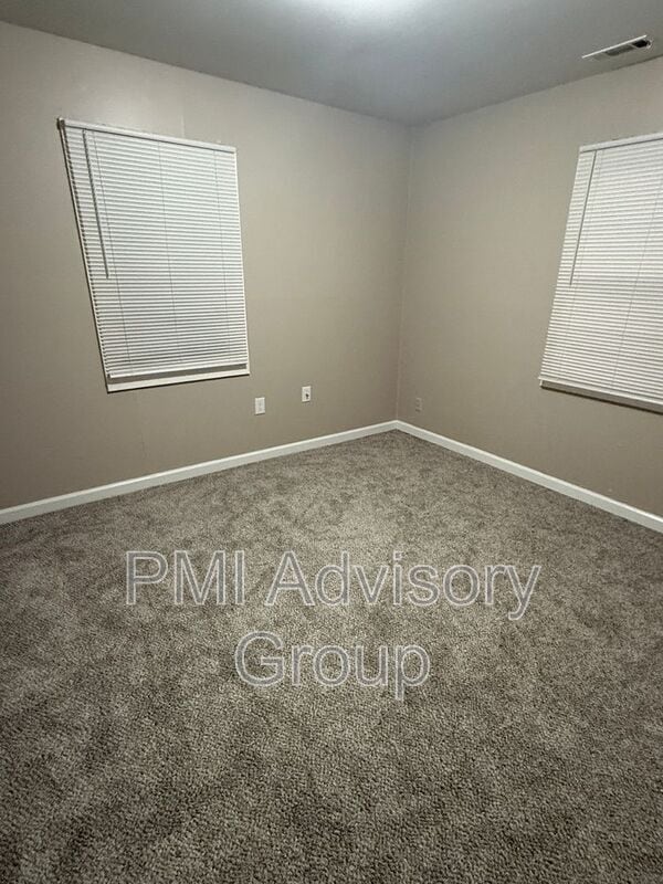 Building Photo - 3365 SE Girard St