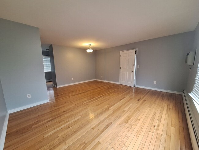 Building Photo - Move In Special!!!  Charming Rochester Condo.  Must see!!