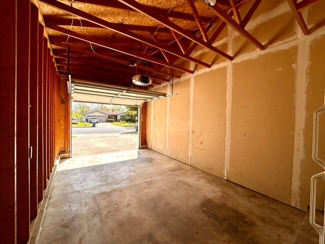 Building Photo - Four Bedroom Duplex in Cascade