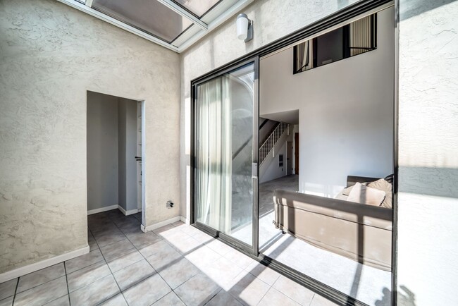 Building Photo - NORTH BERKELEY APARTMENT FOR RENT - $4,500/mo