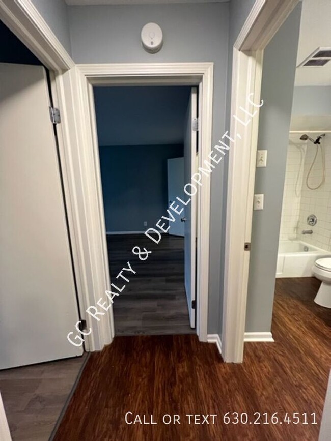 Building Photo - *** UPDATED FIRST FLOOR UNIT / 2 BDRM / W&...