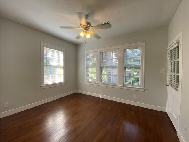 Building Photo - 3804 Duval St