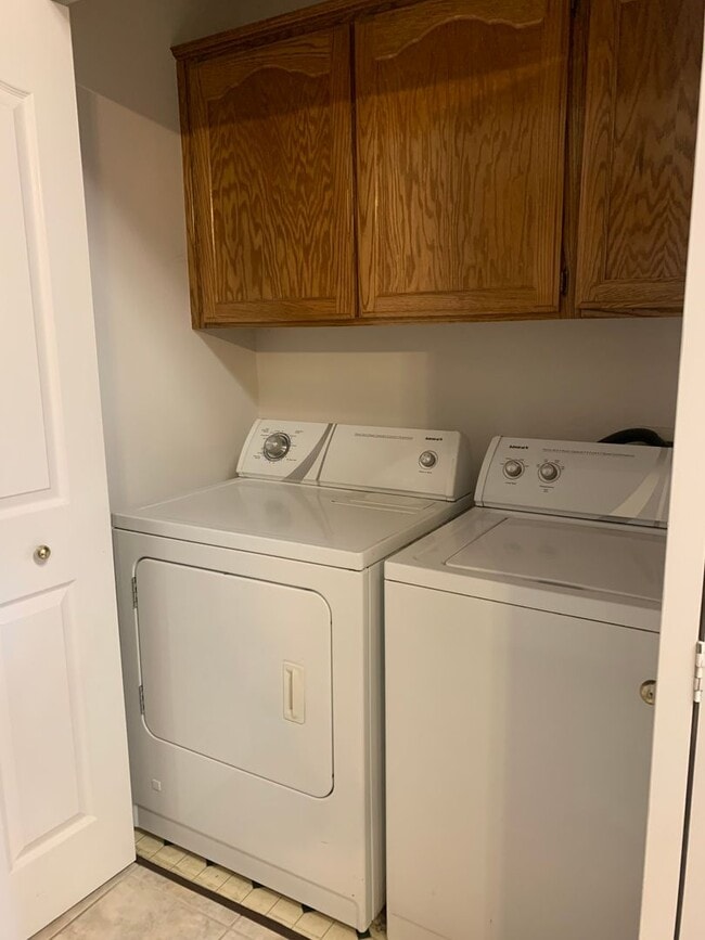 Building Photo - 3 Bedroom 2 Bath available Now