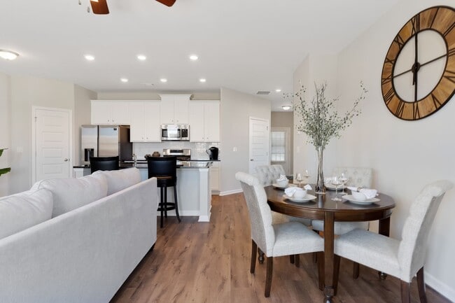 Building Photo - 3 BEDROOM TOWNHOME IN OAKWOOD! Rabun Floorplan