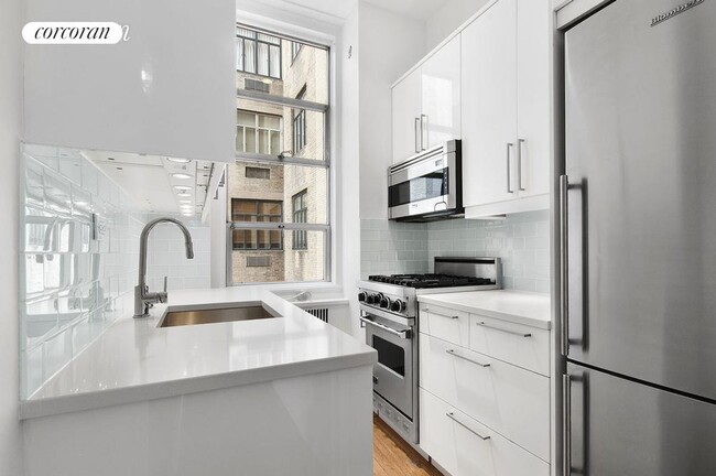 Building Photo - 11 W 81st St