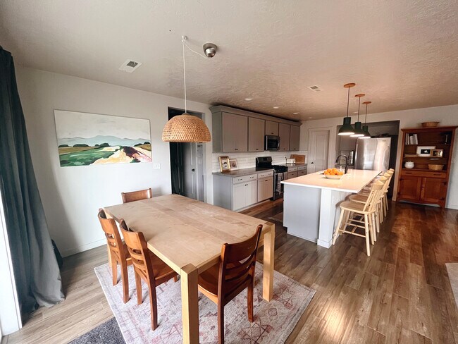 Building Photo - 16848 N Breeds Hill Ave