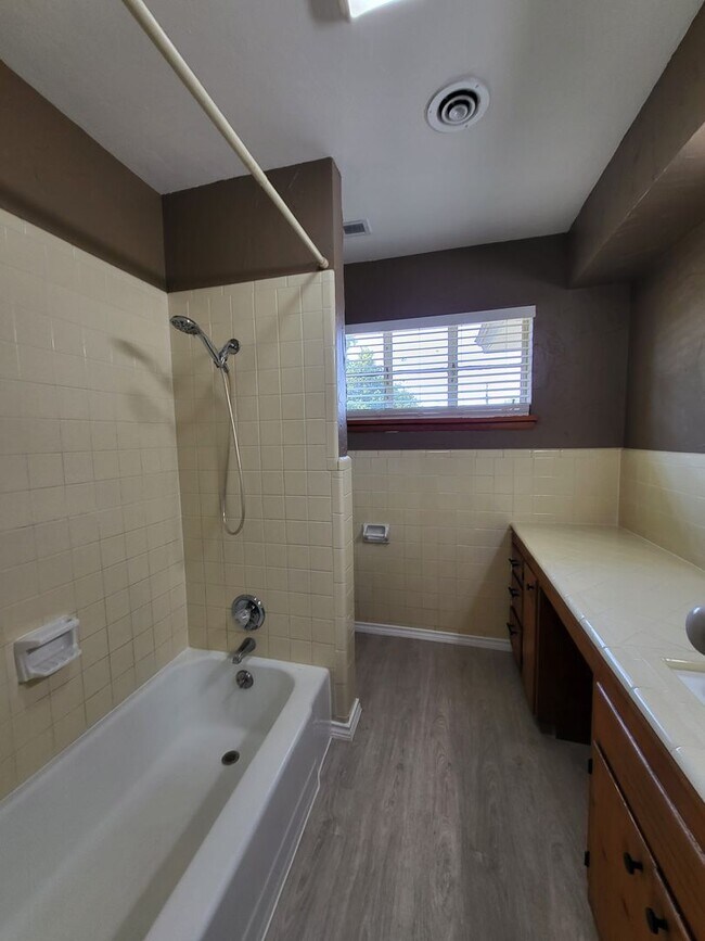 Building Photo - Updated (3) Bed/(1) Bath in Core Norman!