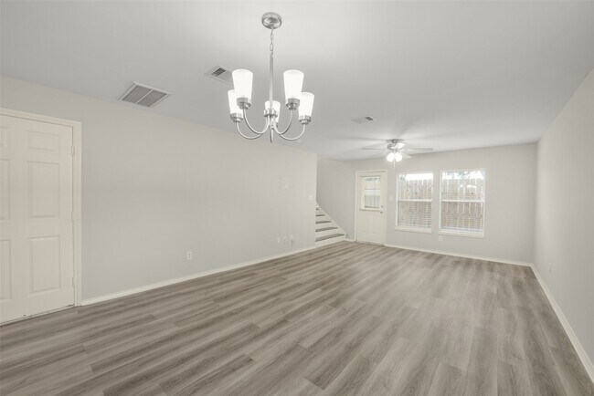 Building Photo - 750 Redwing Park Dr