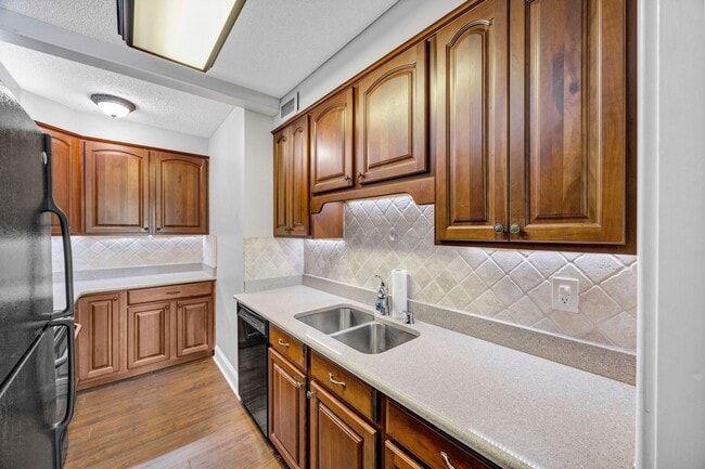 Building Photo - 2 Bedroom 1 Bathroom with Washer/Dryer