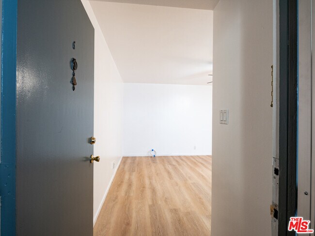 Building Photo - 422 Arnaz Dr
