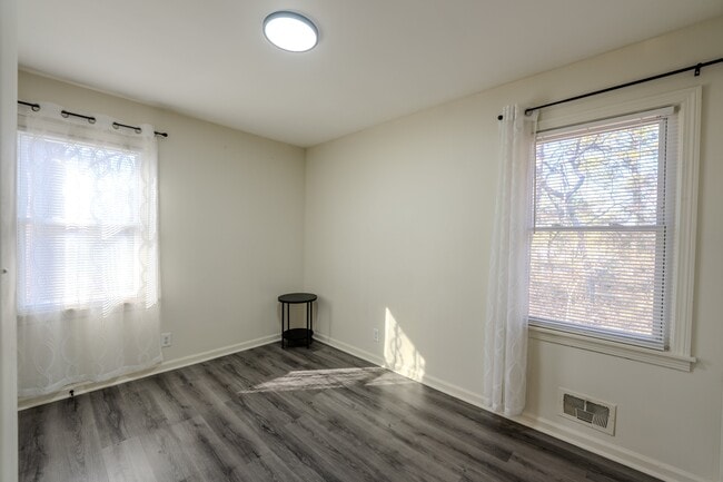 Building Photo - 1021 Plainview Dr