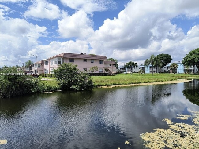 Building Photo - 662 North Dr