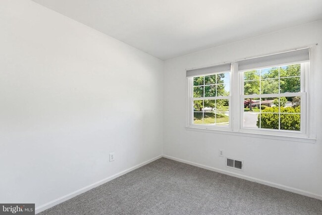 Building Photo - 8609 Woodview Dr
