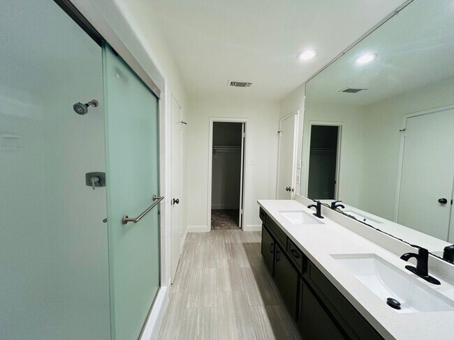 Building Photo - 10819 Sagerock Dr