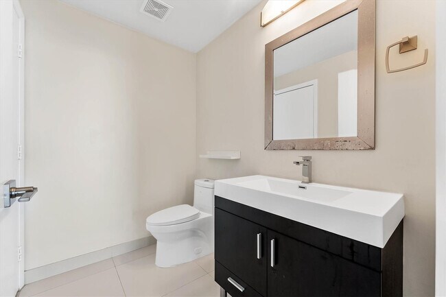 Building Photo - 1900 N Bayshore Dr