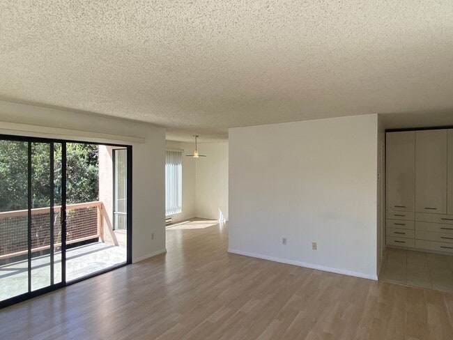 Building Photo - One Bedroom Condo Available in Watergate Community/Emeryville!