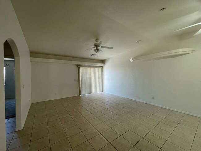 Building Photo - LAKE1335