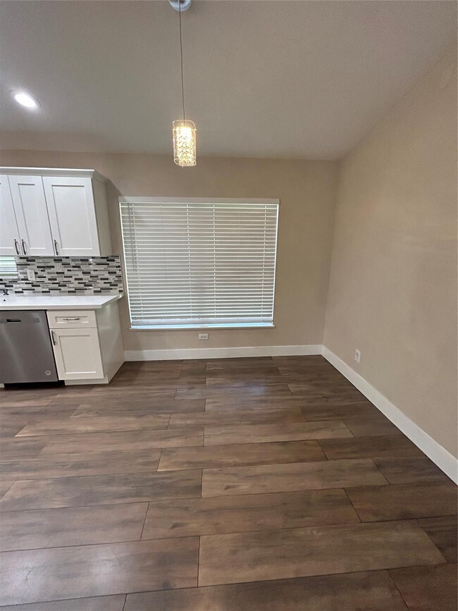 Building Photo - 214 Eldron Blvd NE