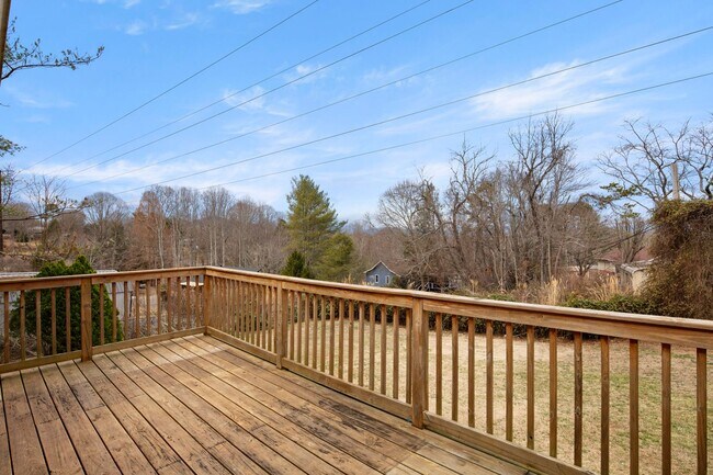Building Photo - Spacious Ranch Home