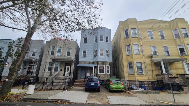 Building Photo - 242 Bowers St