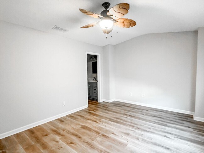 Building Photo - Large townhome in great Canton location