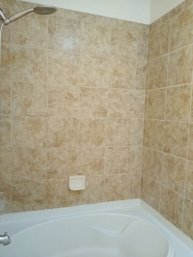 Building Photo - Beautiful and Spacious 3 Bedroom 2 Bath To...