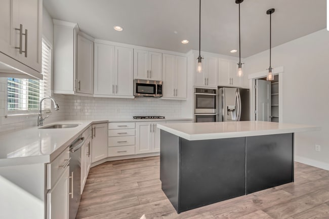 Building Photo - Spacious 6-Bedroom Home in the Heart of Vi...