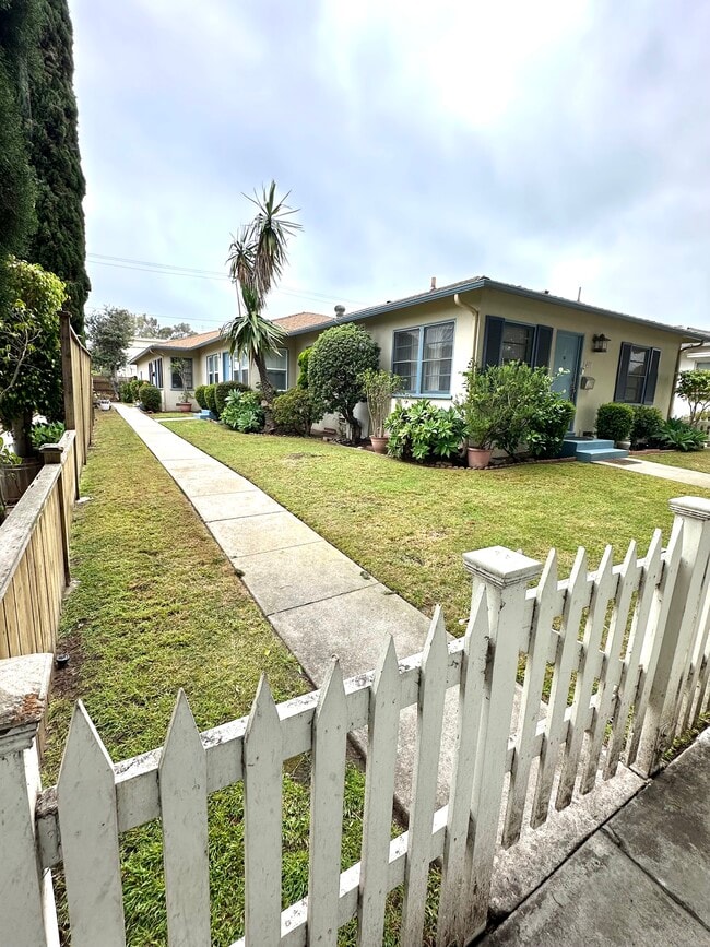 Building Photo - 2411 Oak St