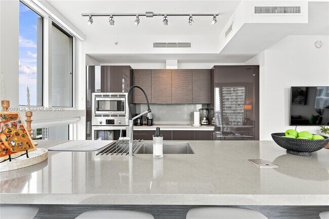 Building Photo - 1080 Brickell Ave