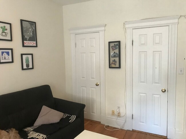 Building Photo - Nicely renovated 2 bed next to the Green L...